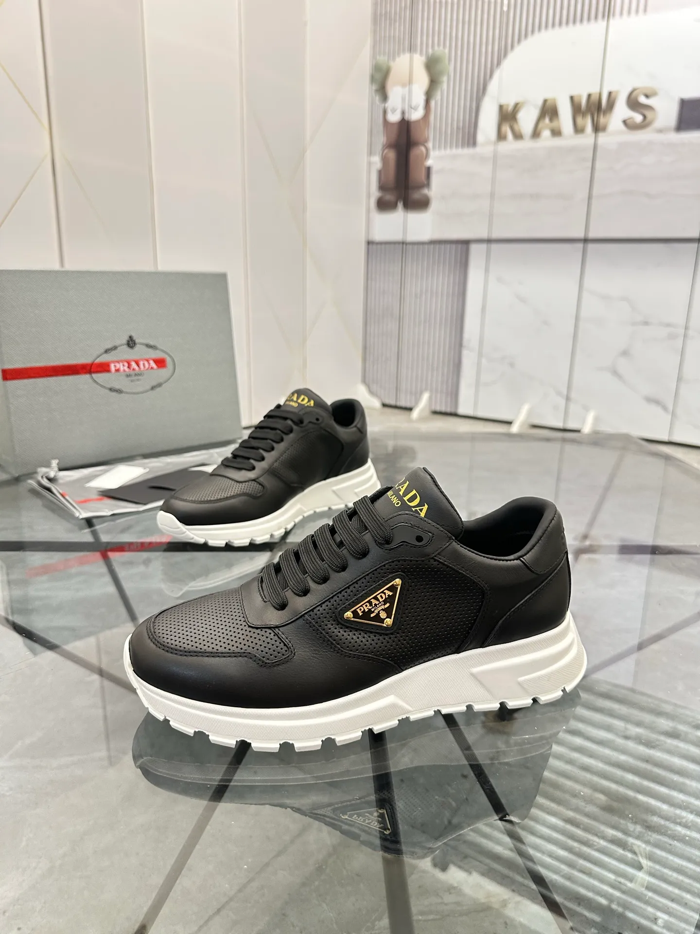 Men's shoes: 💰P580¥ High-end top quality Product trademark: Prada *"Prada*" low-top casual shoes Regular size: 38-45 (can be customized to 46) Product materials: imported first-layer cowhide for the upper, cowhide lining, cowhide feet, original outsole. Number: 832